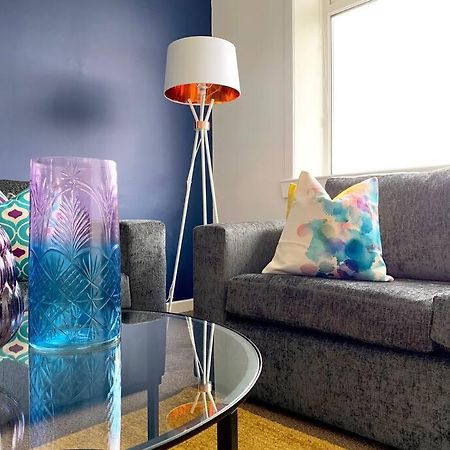Modern And Vibrantly Designed Apartment Мъдъруел Екстериор снимка