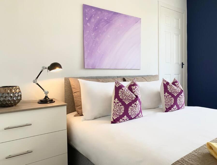 Modern And Vibrantly Designed Apartment Мъдъруел Екстериор снимка