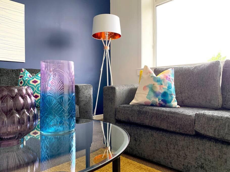 Modern And Vibrantly Designed Apartment Мъдъруел Екстериор снимка