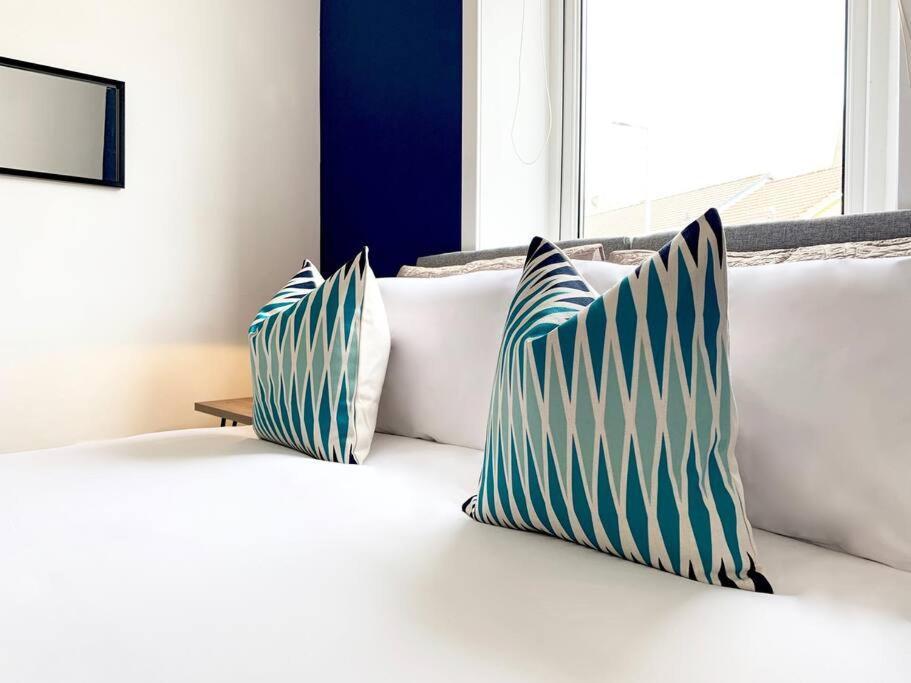 Modern And Vibrantly Designed Apartment Мъдъруел Екстериор снимка
