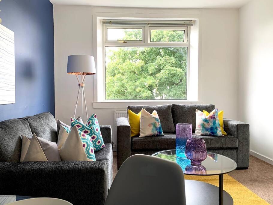 Modern And Vibrantly Designed Apartment Мъдъруел Екстериор снимка