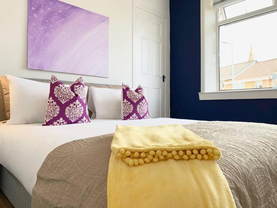 Modern And Vibrantly Designed Apartment Мъдъруел Екстериор снимка
